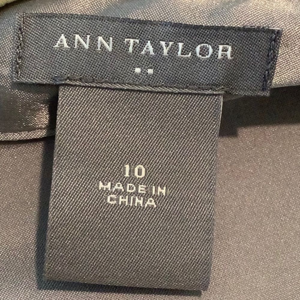 ✨ Ann Taylor Metallic Silver V-Neck Blouse w/ Twist Detail – Size 10 - Picture 7 of 7